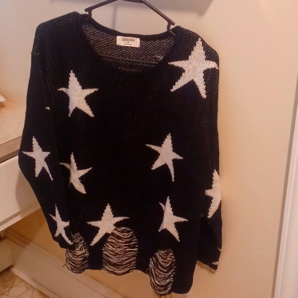 Women's ZENANA distressed star sweater size Small